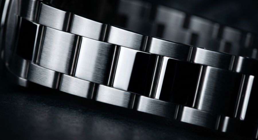 Business Steel Watches – Professional, Polished & Boardroom-Ready Every Day firefly gemini flash split lighting macro photo of a watch bracelet showing contrast between brushed matte 221213